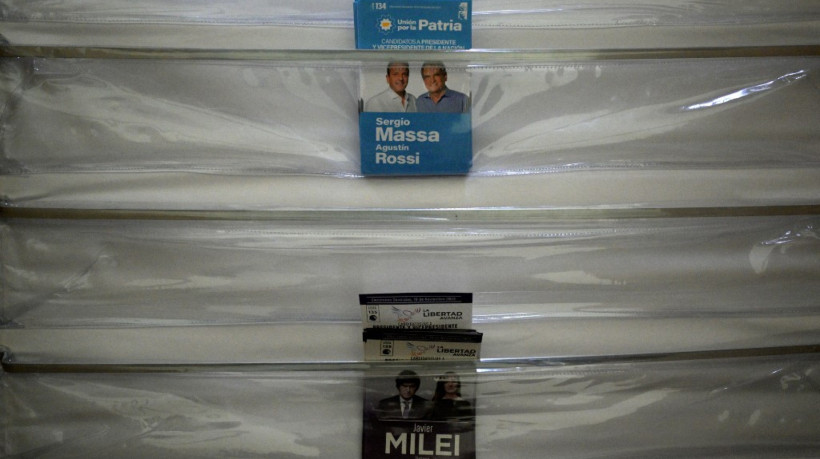 Vista dos boletins de voto presidenciais em uma seção eleitoral em Buenos Aires, durante o segundo turno das eleições presidenciais em 19 de novembro de 2023. Desesperados por uma saída para uma crise econômica paralisante, os argentinos começaram a votar no domingo, em uma eleição difícil entre o ministro da Economia em apuros Sergio Massa e o outsider libertário Javier Milei.