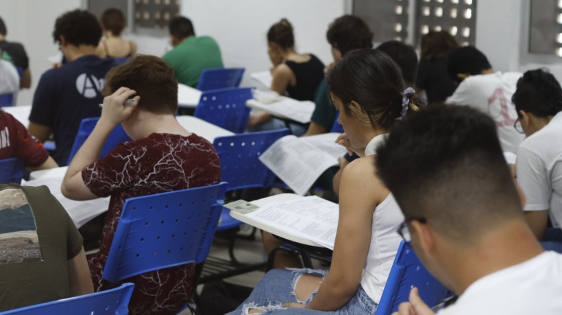 Estudantes cearenses podem concoŕrer a bolsas de apoio financeiro no valor de R$ 2,4 mil concedidas pelo Santander Universidades