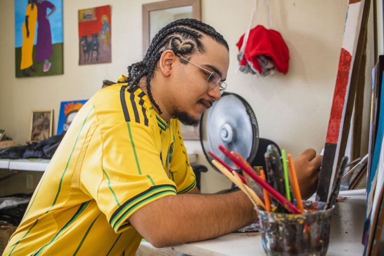 Artista visual, Blecaute, morador de Fortaleza, que tem como inspiração seu cotidiano e os símbolos de resistência para a comunidade negra