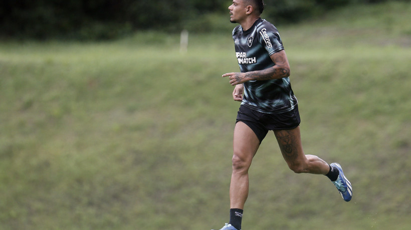 Tiquinho Soares voltou a treinar com bola no Botafogo antes de jogo contra o Fortaleza. 