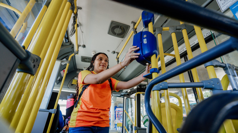 Aluna do 7º ano, Viviane Galeno está contente por economizar os valores de duas passagens todos os dias