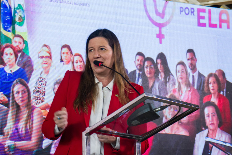 FORTALEZA, CEARÁ, BRASIL, 21-11-2023: Lia Gomes fala no lançamento do Programa Ceará por Elas no Palácio da Abolição. (Foto: Samuel Setubal)