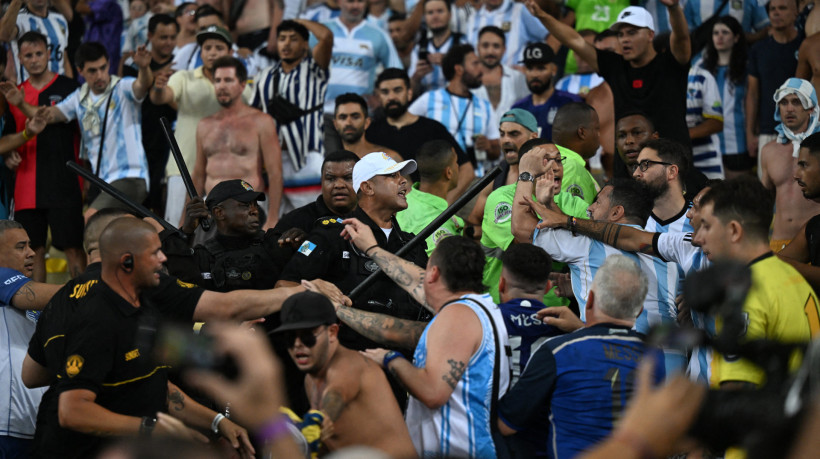 Briga entre torcedores da Argentina e policiais no jogo Brasil x Argentina, no Maracanã, pelas Eliminatórias