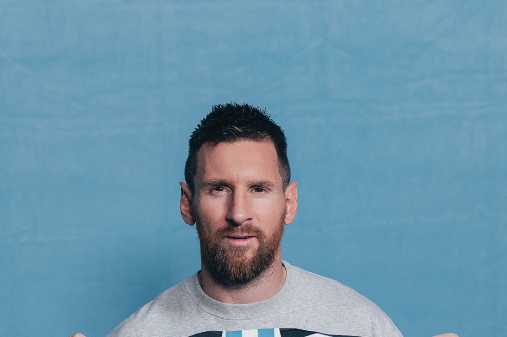 Esta foto sem data fornecida pela Sotheby's, cortesia da fotografia de Sam Robles, mostra Lionel Messi segurando uma das seis camisas usadas na Copa do Mundo FIFA de 2022. Um conjunto de seis camisas usadas por Lionel Messi durante a campanha vitoriosa da Argentina na Copa do Mundo de 2022, no Catar, será leiloado em dezembro, anunciou a Sotheby's em 20 de novembro, estimando seu valor em mais de US$ 10 milhões.
 (Foto: Sam ROBLES/AFP)