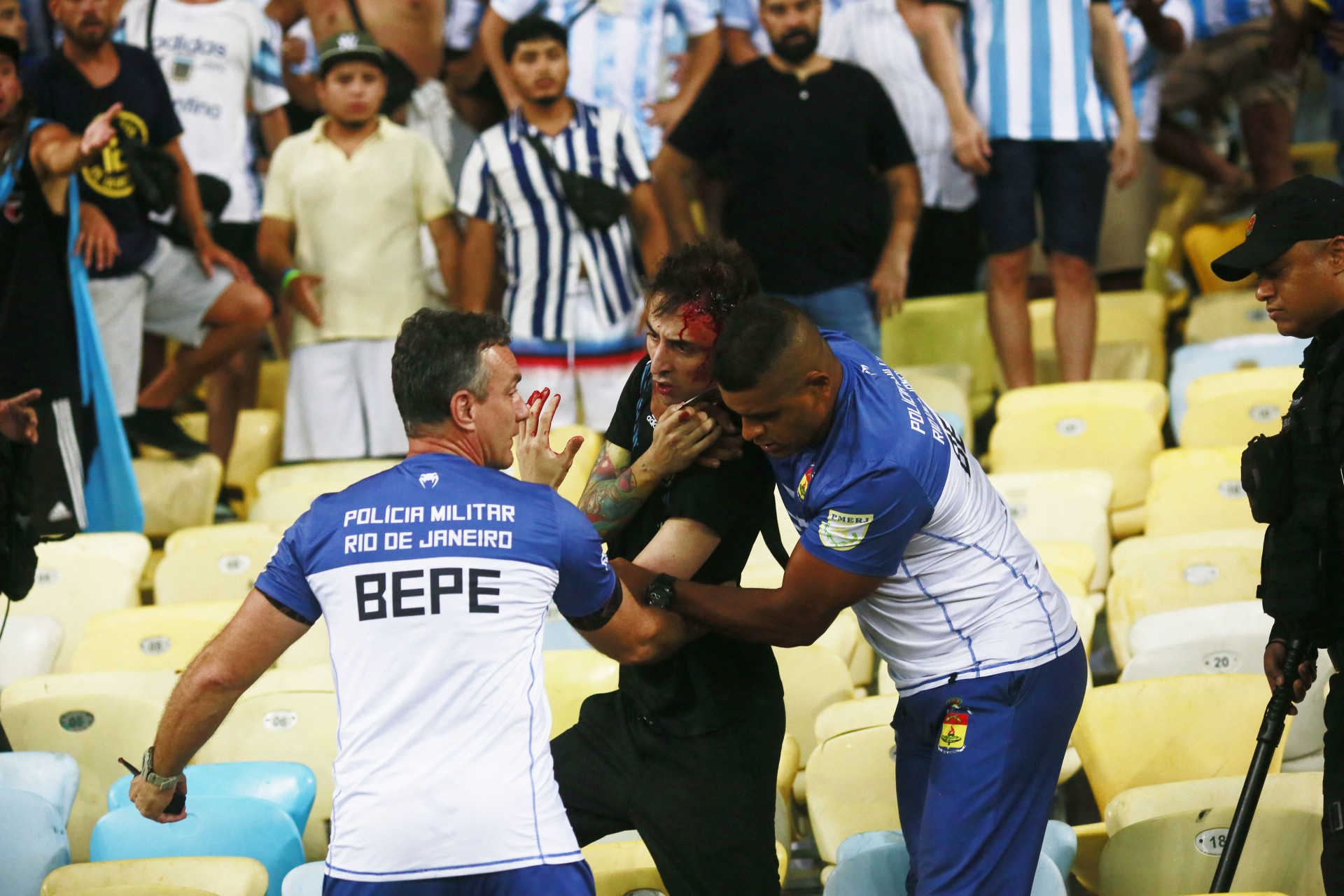 Confusão generalizada entre argentinos e seguranças do Maracanã atrasa Brasil  x Argentina
