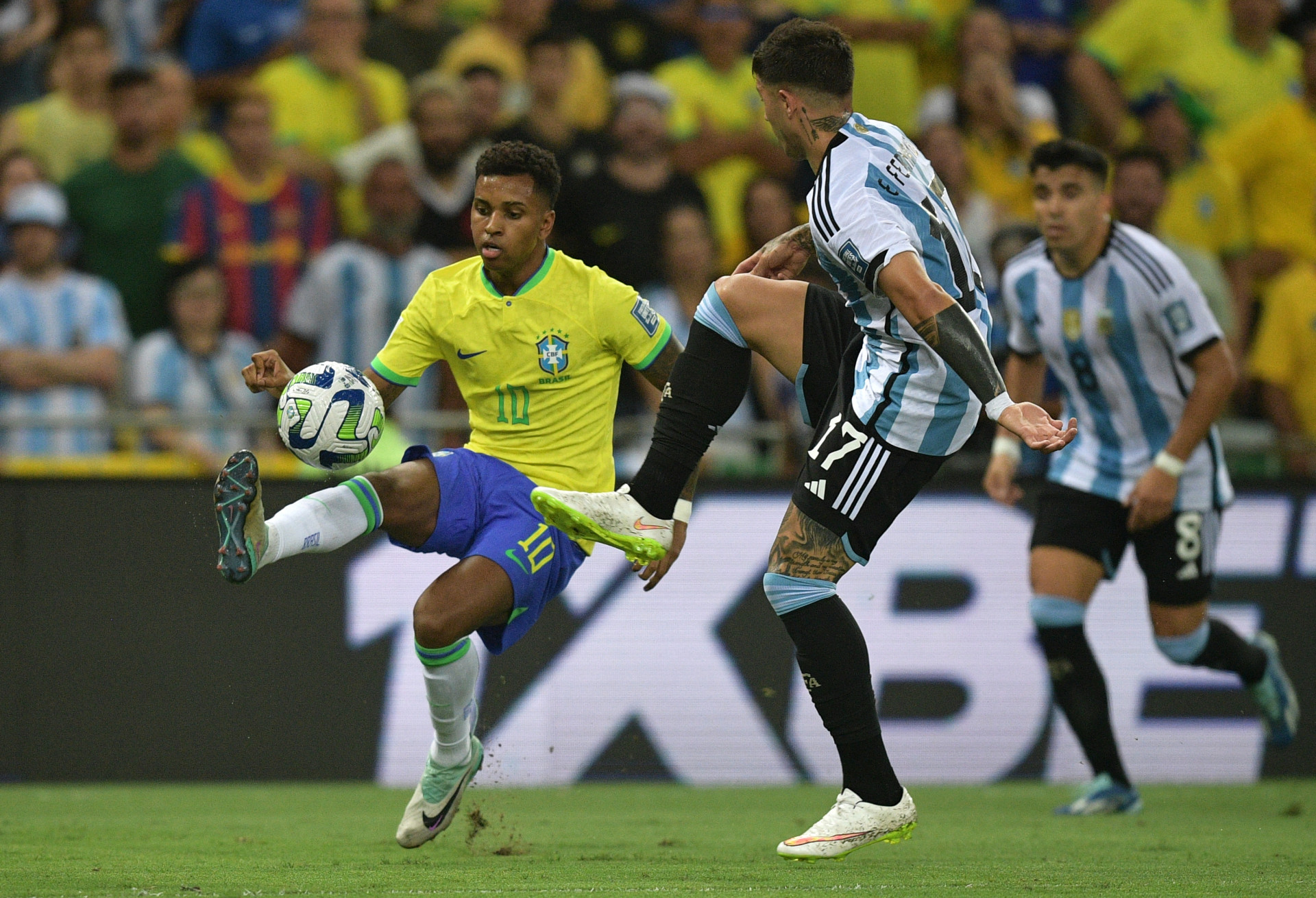 Brasil cai para a Argentina e amarga derrota inédita em clássico