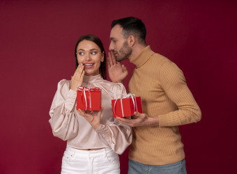 O Amigo Secreto é uma brincadeira que deixa qualquer um curioso. Porém, não é legal insistir em descobrir o amigo secreto do outro.