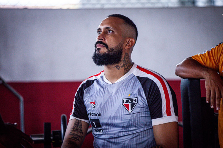 Douglas Dias, goleiro do Ferroviário, durante apresentação da equipe coral