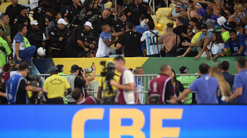 Briga entre torcedores e policiais no jogo Brasil x Argentina, no Maracanã, pelas Eliminatórias