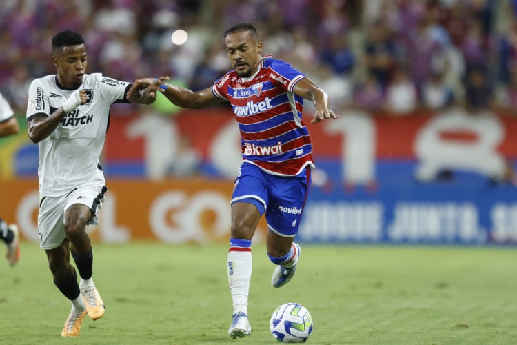 Tchê Tchê e Bruno Pacheco disputam lance no jogo Fortaleza x Botafogo, na Arena Castelão, pelo Campeonato Brasileiro Série A 2023