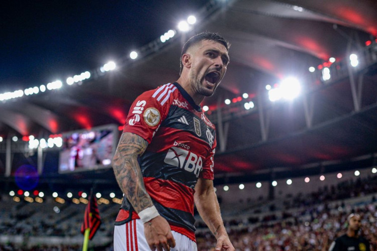 Flamengo vence Bragantino e entra na briga pelo título do Brasileiro