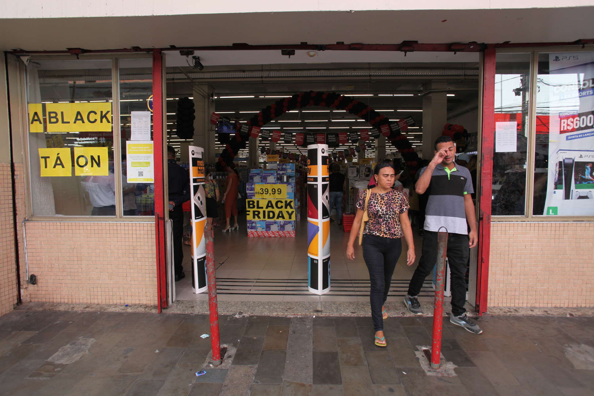 ￼PESQUISA mostra que 75,3% quer aproveitar promoções para comprar itens necessários  (Foto: FABIO LIMA)