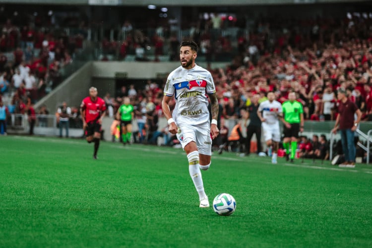 Atacante Lucero no jogo Athletico-PR x Fortaleza, na Arena da Baixada, pelo Campeonato Brasileiro Série A 2023