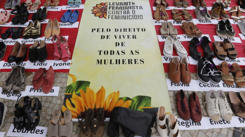 Ato na praia de Copacabana pede fim da violência contra as mulheres