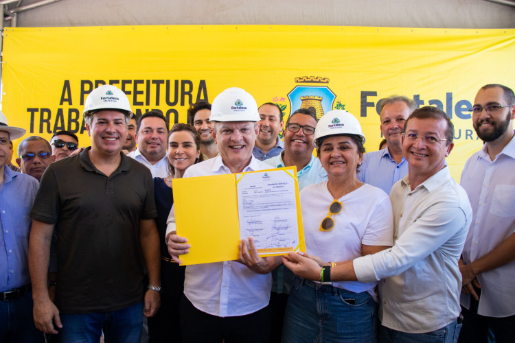 FORTALEZA, CEARÁ, BRASIL, 27-11-2023: O prefeito José Sarto junto ao Secretário Samuel Dias assinam a ordem de serviço da obra de drenagem da Avenida Heráclito Graça. O projeto prevê a criação de um reservatório de controle de cheias, sob a avenida. (Foto: Samuel Setubal/ O Povo)