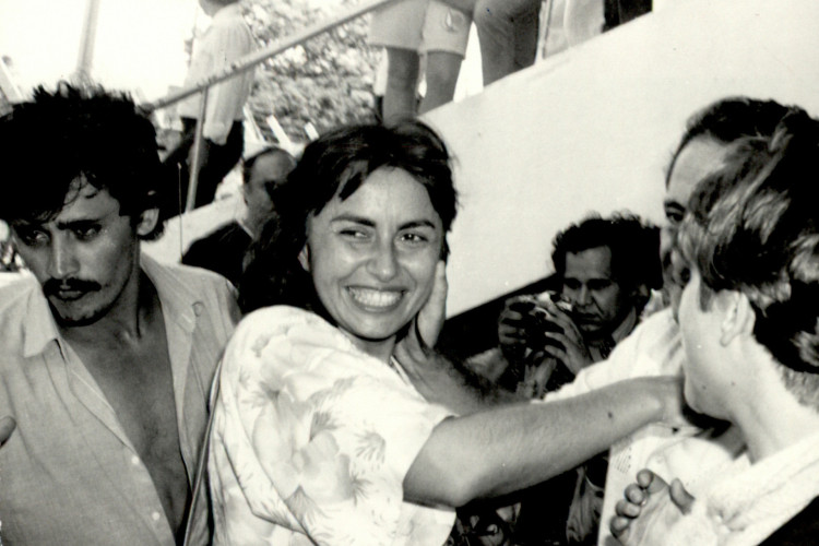 Maria Luisa Fontenele no dia da vitória em Fortaleza, em 1985, ladeada (à esuerda) por José Guimarães, atual deputado federal.
