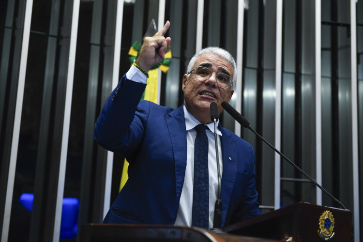 Plenário do Senado Federal durante sessão não deliberativa. Em discurso, à tribuna, senador Eduardo Girão (Novo-CE).

