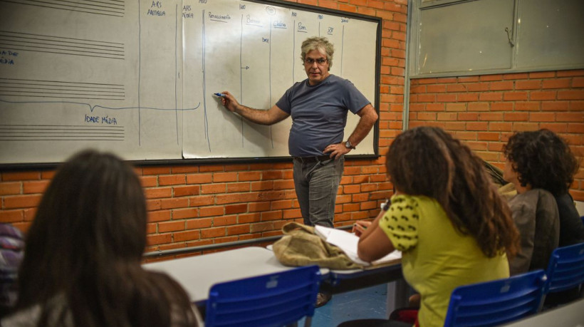 Estudantes do ensino médio terão poupança para permanecer na escola 