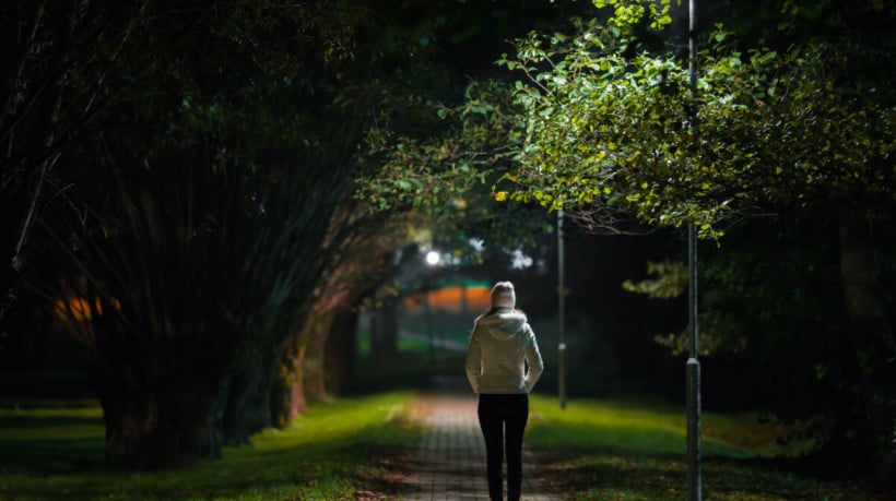 A presença de iluminação adequada contribui para a inclusão de mulheres em atividades sociais e econômicas durante as horas noturnas (Imagem: FotoDuets | Shutterstock)