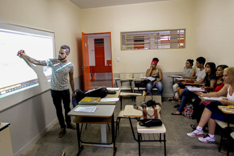 Incentivo para estudantes permanecerem no ensino médio é aprovado 