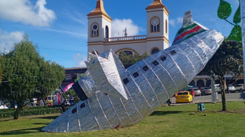 A réplica do avião da Chapecoense exposta pela prefeitura causou revolta entre torcedores brasileiros e a população local