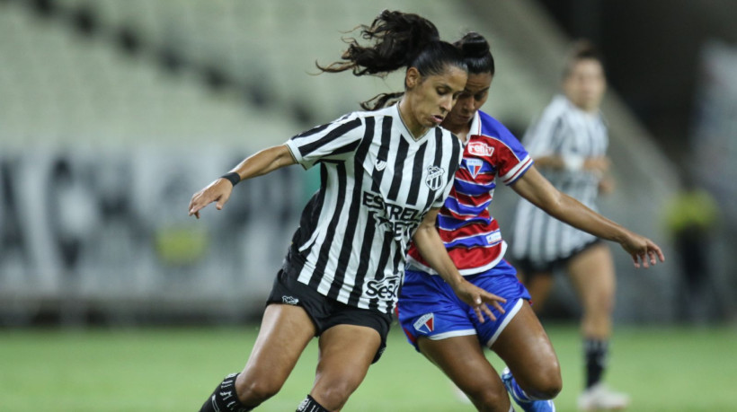 Jogadoras de Ceará e Fortaleza disputam bola na final do Campeonato Cearense Feminino 2023