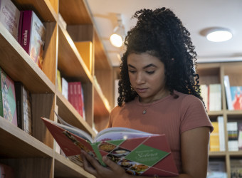 Da poesia à prosa, do romance à crônica, dos clássicos aos contemporâneos, o importante é manter a leitura em dia.