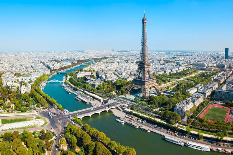 Paris é um dos destinos mais icônicos do mundo e fascina os turistas por sua beleza (Imagem: saiko3p | Shutterstock)