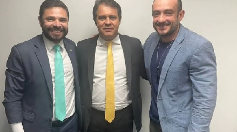 Julinho (à esquerda), Evandro Leitão e Daniel Baima (à direita). Baima afirma que haverá disputa interna com Julinho