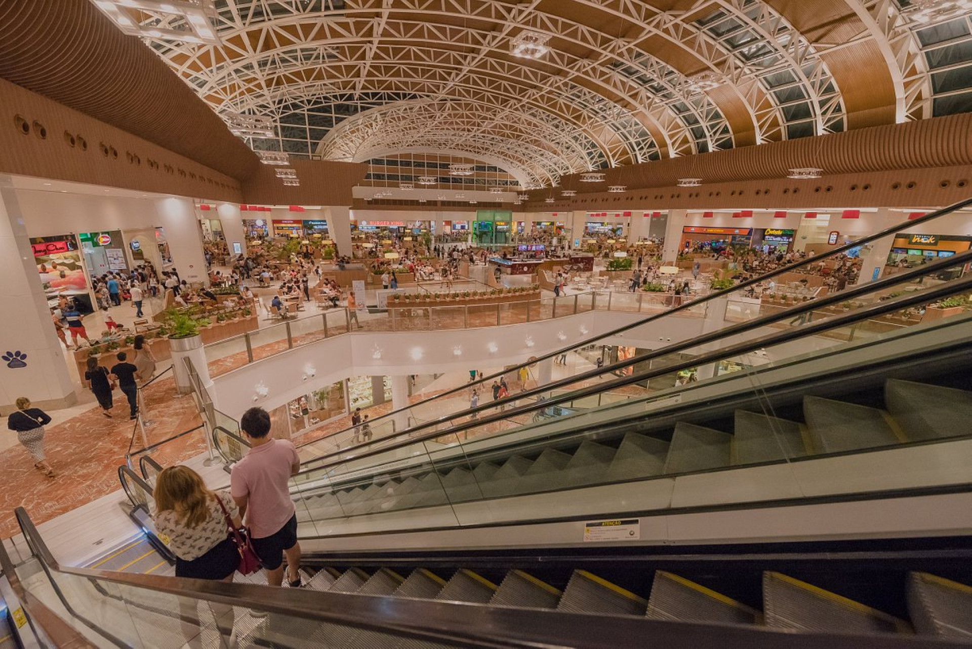 A praça de alimentação do shopping RioMar Fortaleza receberá o Natal: Música e Fé 2023 (Foto: Divulgação)