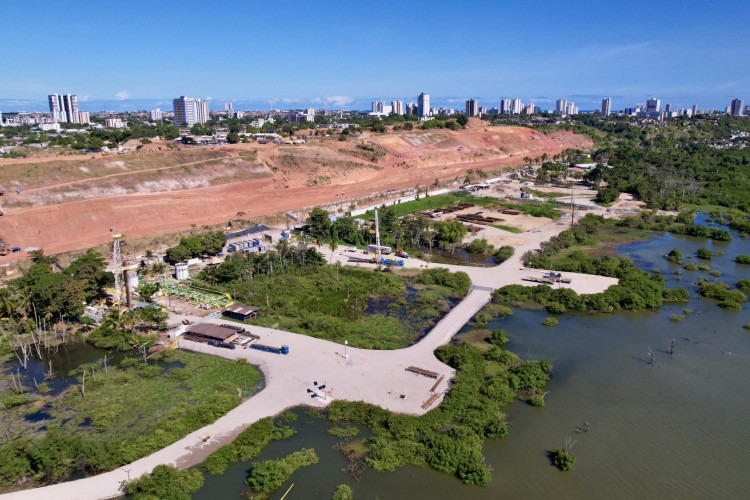 Foto de apoio ilustrativo - Vista aérea do terreno submerso em um terreno no bairro Mutange, em Maceió, Alagoas, Brasil, em 1º de dezembro de 2023