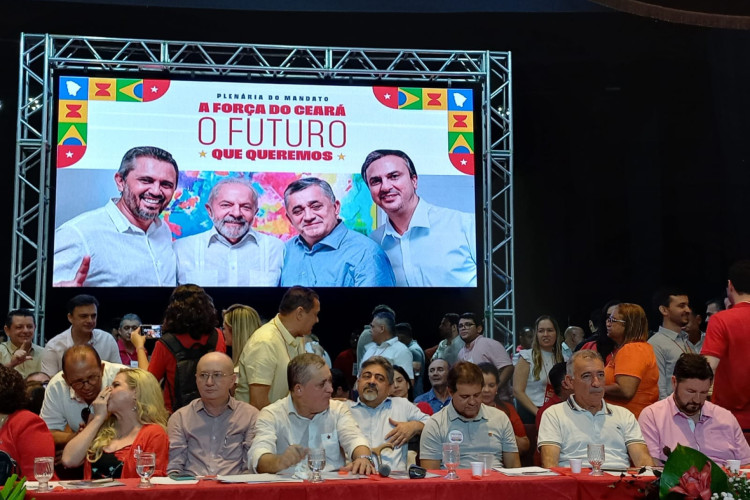 Plenária do mandato do deputado federal José Guimarães ecoa clima da disputa eleitoral de 2024, com presença dos pré-candidatos Luizianne Lins e Evandro Leitão