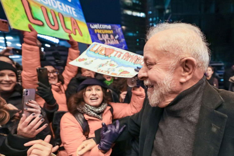 Lula chega a Berlim, onde reforça acordos em diversos setores