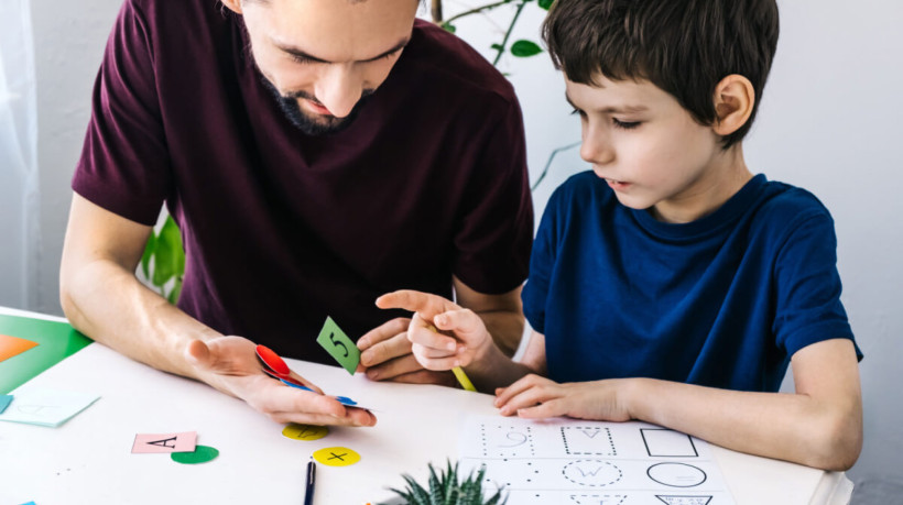 Cada criança com autismo é única, e suas experiências e desafios variam (Imagem: Alex and Maria photo |  Shutterstock)