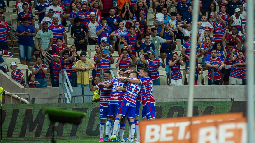 Jogadores do Fortaleza comemorando o gol marcado contra o Goiás, pelo Brasileirão