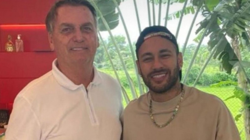 Bolsonaro presenteia Neymar com medalha de 