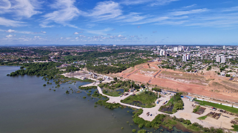 Vista aérea do terreno afundado em um terreno no bairro Mutange, em Maceió, Alagoas, Brasil, em 1º de dezembro de 2023. A área afetada fica próxima a uma mina de sal-gema e já afundou mais de dois metros, forçando 55 mil moradores e um hospital para evacuar