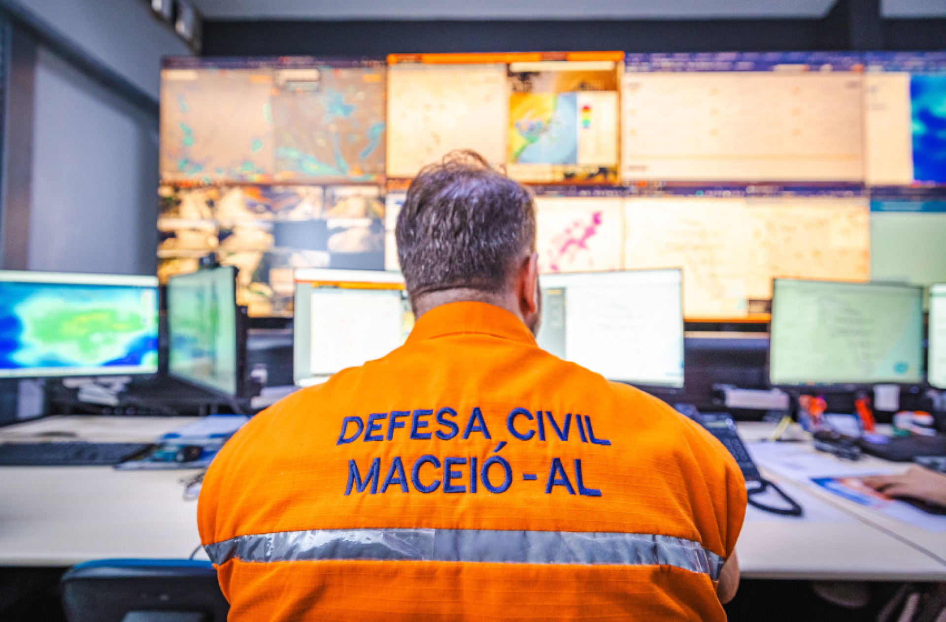 Técnico da Defesa Civil de Maceió observa painéis de monitoramento da região sob risco de afundamento, por conta das minas de extração de sal-gema (Foto: DIVULGAÇÃO DEFESA CIVIL MACEIÓ)