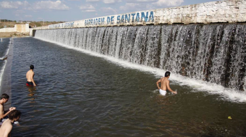 Banhistas na barragem do Santana, em Jaguaribe, no rio de mesmo nome 