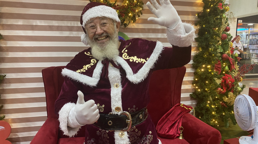 Vida de Noel: Conheça um Papai Noel que encanta universitários em shopping de Fortaleza