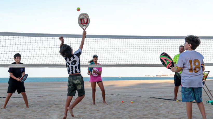 ￼Uma modalidade que vem ganhando espaço na orla da Beira-Mar é o beach tennis. Esporte pode ser praticado em qualquer faixa etária