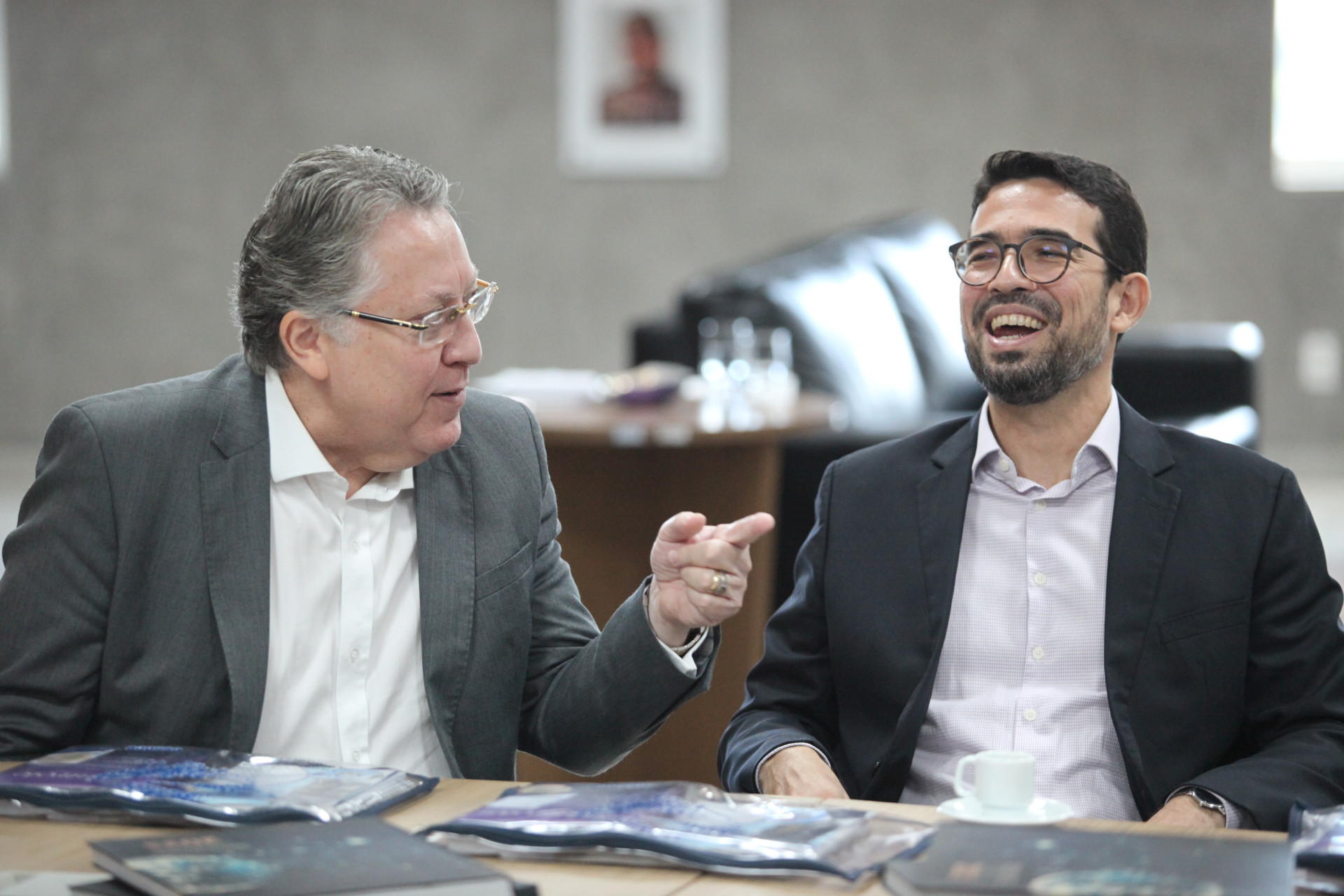 ￼VALDOMIRO Távora, presidente do TCE e Rholden Queiroz, presidente eleito para 2024 (Foto: FÁBIO LIMA)