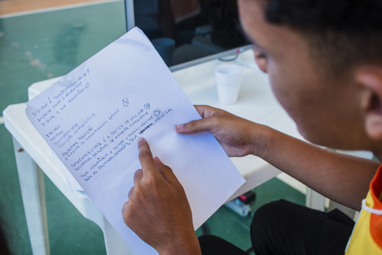 FORTALEZA, CEARÁ, 08-12-2023: Feira Tech com alunos da Rede Municipal, onde os alunos participam de uma maratona para programar jogos. Na foto, alunos se reúnem para participar da 