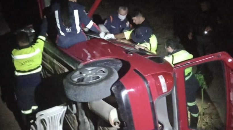 Motorista caiu em ribanceira ao tentar estacionar o carro na garagem de casa