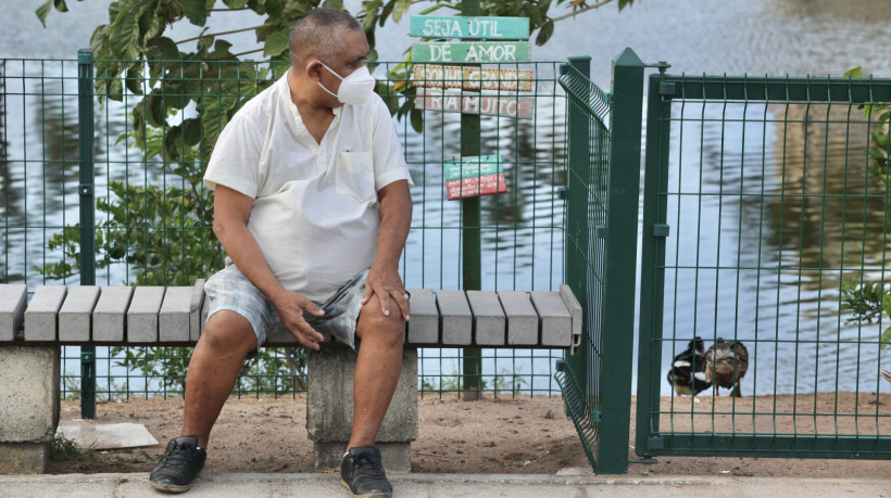 ￼Antônio Ribamar, 58, usou máscara em visita ao parque Rachel de Queiroz, no bairro Presidente Kennedy