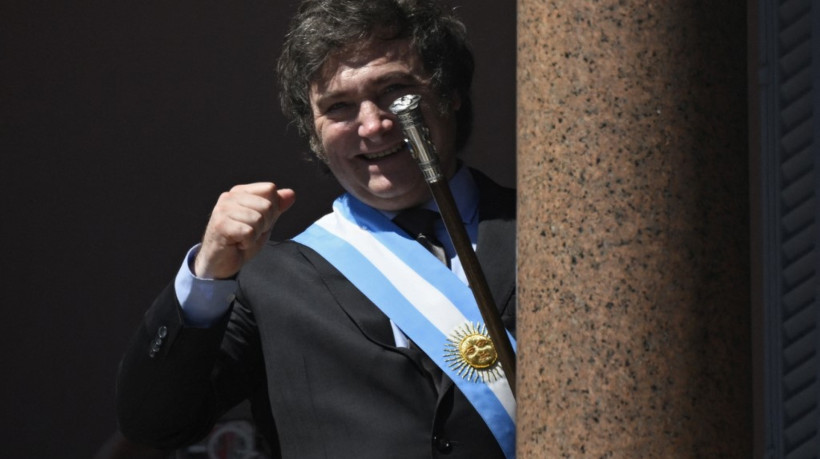 O novo presidente da Argentina, Javier Milei, acena para a multidão de uma varanda do palácio do governo Casa Rosada