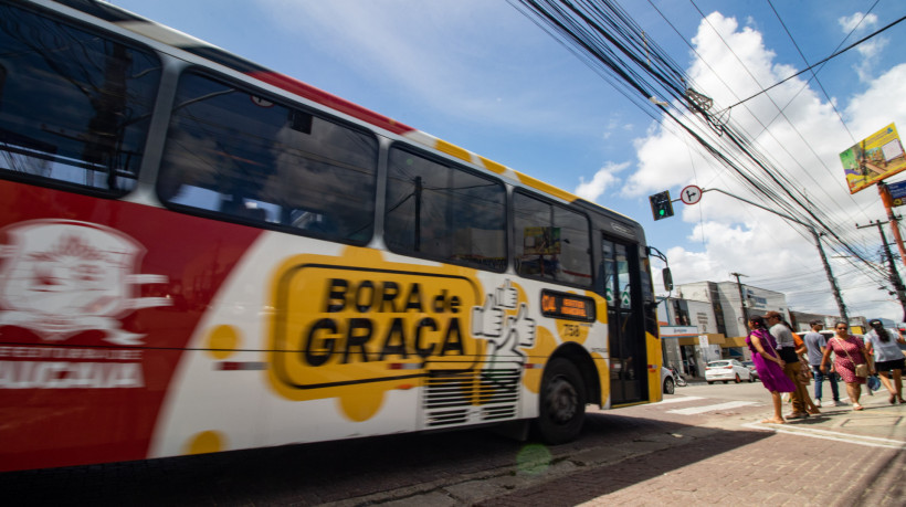 FORTALEZA, CEARÁ, BRASIL, 11-12-2023: Passe livre em Caucaia, movimentação de pessoas e onibus do projeto Bora de Graça. (Foto: Samuel Setubal/ O Povo)