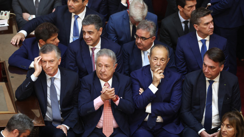 Ex-presidentes da Argentina Mauricio Macri, Eduardo Duhalde, Adolfo Rodriguez Saa e o ex-presidente do Brasil Jair Bolsonaro (da esquerda para a direita, primeira linha) na posse do novo presidente da Argentina, Javier Milei