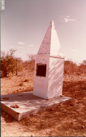 Monumento em homenagem a Tristão Gonçalves em Jaguartibara antes da cidade ser inundada. IBGE mantém registros da cidade (Foto: Reprodução/IBGE)