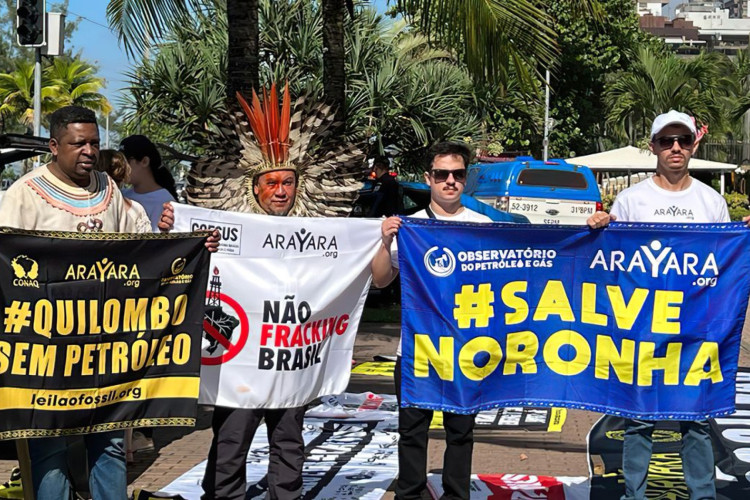 Grupo protesta contra leilão de blocos de exploração de petróleo e gás